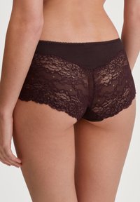 Kirish zalida panties yoq