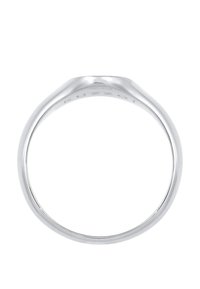 Anello in metallo argento con una finitura liscia e lucida. Presenta una fascia arrotondata e bordi sfumati, creando un design minimalista.