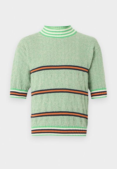 Pull en maille à manches courtes vert clair avec un motif texturé, présentant des rayures horizontales bleu marine, orange et blanches, ainsi qu'un col rayé vert et blanc.
