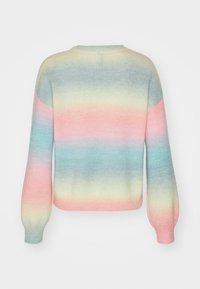 Pull en maille présentant un doux dégradé de couleurs pastel : rose clair, bleu et jaune, avec des manches longues et un col rond.