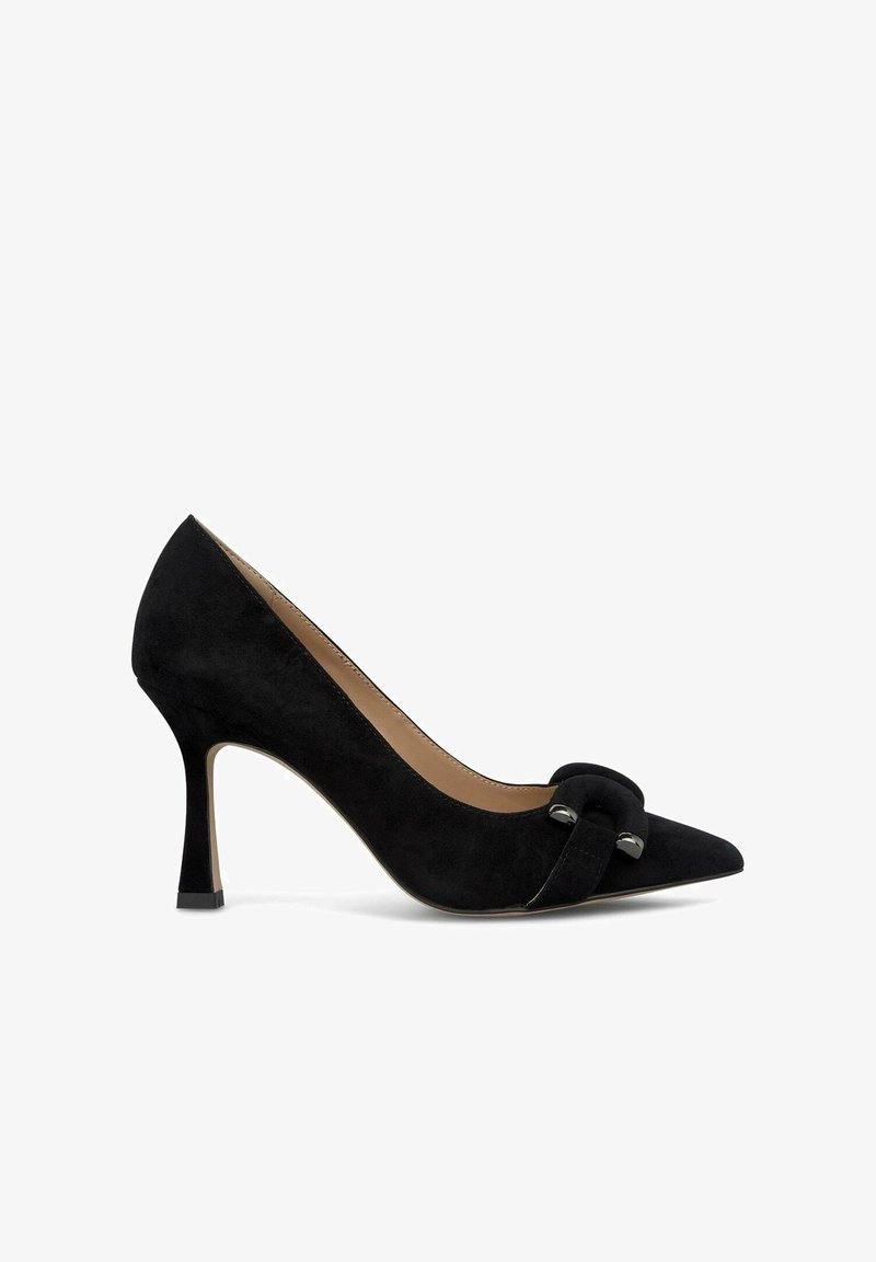 Chaussure à talon haut en suede noir avec un bout pointu et un détail de nœud décoratif à l'avant. Elle présente un talon stiletto fin et un doublage en cuir.