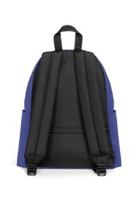 Modrý a černý batoh s nastavitelnými popruhy, horní rukojetí, bočními kapsami a kapsou na zip, vyrobený z odolné tkaniny.