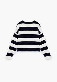 Maglione lavorato a maglia con audaci righe orizzontali blu navy e bianche, design cropped, maniche lunghe e scollatura rotonda.