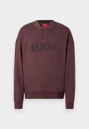 Sweatshirt pólo castanha escura de manga comprida com punhos canelados, dois botões na gola e "HUGO" impresso no peito.