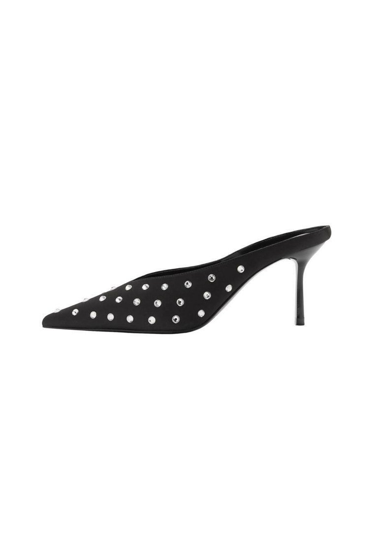 Mustat stiletto-korkokengät, joissa on teräväkärkinen muotoilu, ja jotka ovat sileästä materiaalista, jossa on pyöreitä hopeisia niittejä yksityiskohtana.