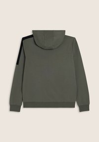 Sudadera con capucha verde oliva hecha de tela suave, con capucha ajustable con cordón, mangas largas y detalles negros en los hombros.