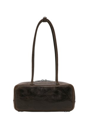 Prostokątna ciemnobrązowa skórzana torebka z długimi paskami na ramię i górnym zamkiem błyskawicznym, widoczna z przodu na białym tle.