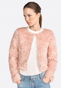 Cardigan rosa chiaro, con una texture morbida e un design fluffy. Presenta un collo rotondo e chiusura con bottoni, indossato sopra una camicia bianca. Vestibilità casual.