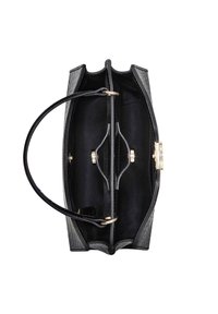 Sac à main noir avec un motif gaufré texturé, deux compartiments et un fermoir doré. Présente une seule poignée noire et une doublure en tissu.