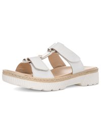 Sandalia blanca de punta abierta con dos tiras anchas de velcro, plantilla acolchada, adorno metálico decorativo y suela de goma texturizada.