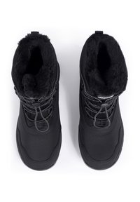 Zwarte winterlaarzen met een gestructureerde buitenkant, zachte bontvoering, verstelbare veters en een gewatteerde kraag voor extra warmte en comfort.