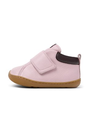 Chaussure en cuir rose clair avec un bout rond, accent en cuir marron, bande Velcro et semelle en caoutchouc marron. Fini texturé avec des détails de couture.