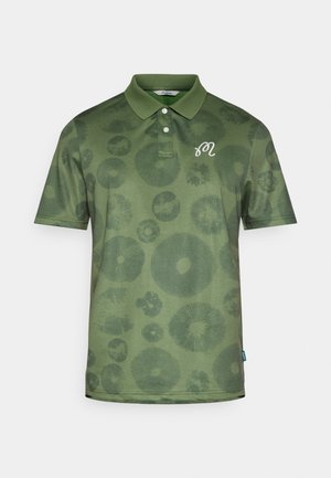 Polo verde com padrão texturizado de formas circulares e florais, com um pequeno logótipo bordado no peito esquerdo.