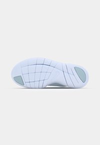 Suela de zapatilla deportiva blanca con superficie texturizada, que presenta un patrón de rejilla y secciones en azul claro en el talón y en la parte delantera.