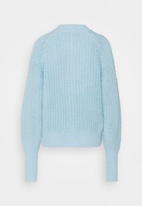 Vaaleansininen tiheä neulepaita, jossa on teksturoitu kuvio, pyöreä kaula-aukko ja ribbaatut hihansuut sekä helmavarsi. Omistaa pudotetut hartiat, mikä antaa rennon istuvuuden.