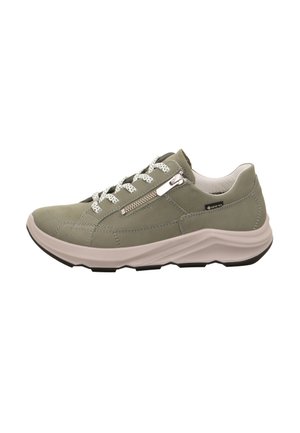 Grüner Leder-Sneaker mit weißen Schnürsenkeln, seitlichem Reißverschluss, gepolstertem Kragen und einer klobigen hellgrauen Sohle mit schwarzen Akzenten.