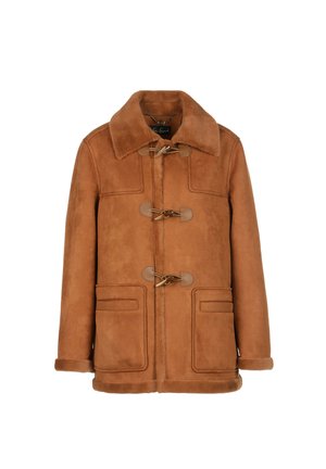 Cappotto in shearling marrone con un ampio collo, chiusure a toggle, due tasche frontali e una texture morbida. Presenta un taglio dritto e dettagli cuciti.