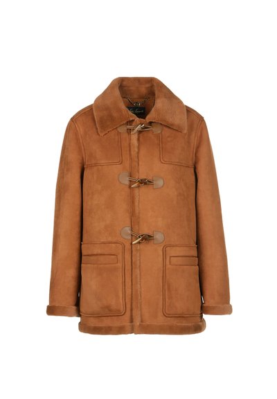 Cappotto in shearling marrone con un ampio collo, chiusure a toggle, due tasche frontali e una texture morbida. Presenta un taglio dritto e dettagli cuciti.