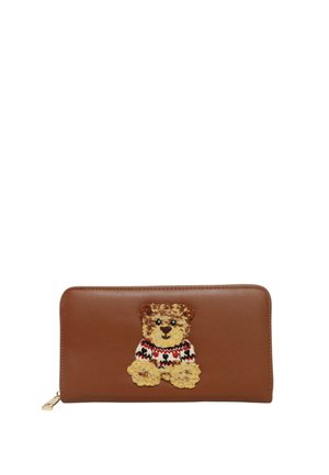 Portafoglio marrone con zip con un orsacchiotto testurizzato che indossa un maglione rosso, nero e bianco con motivo al centro davanti.