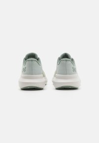 Světlé zelené sportovní boty s texturovaným síťovaným svrškem, vysoce pohodlnou bílou podrážkou, polstrovaným límcem a akcentem loga na patě.