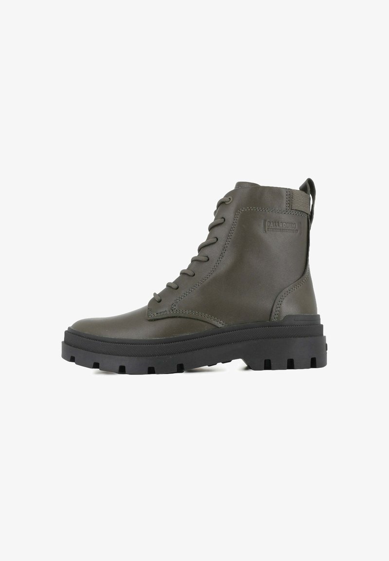 Botas de tobillo de color verde oliva, hechas de cuero suave con suelas de goma negras, que cuentan con cordones redondos, una lengüeta y un logo rectangular en el lateral.
