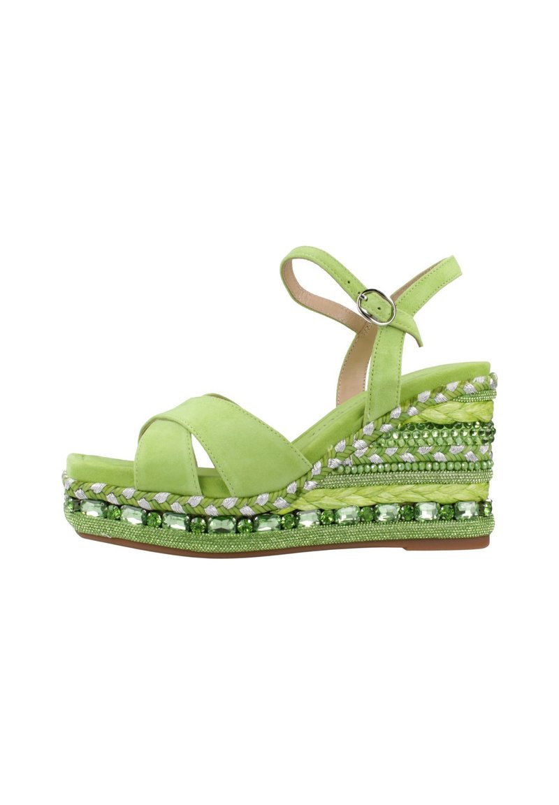 Groene suède wedge sandalen met een kruisbandontwerp, verstelbare enkelband, versierd met gevlochten en met kralen versierde accenten.