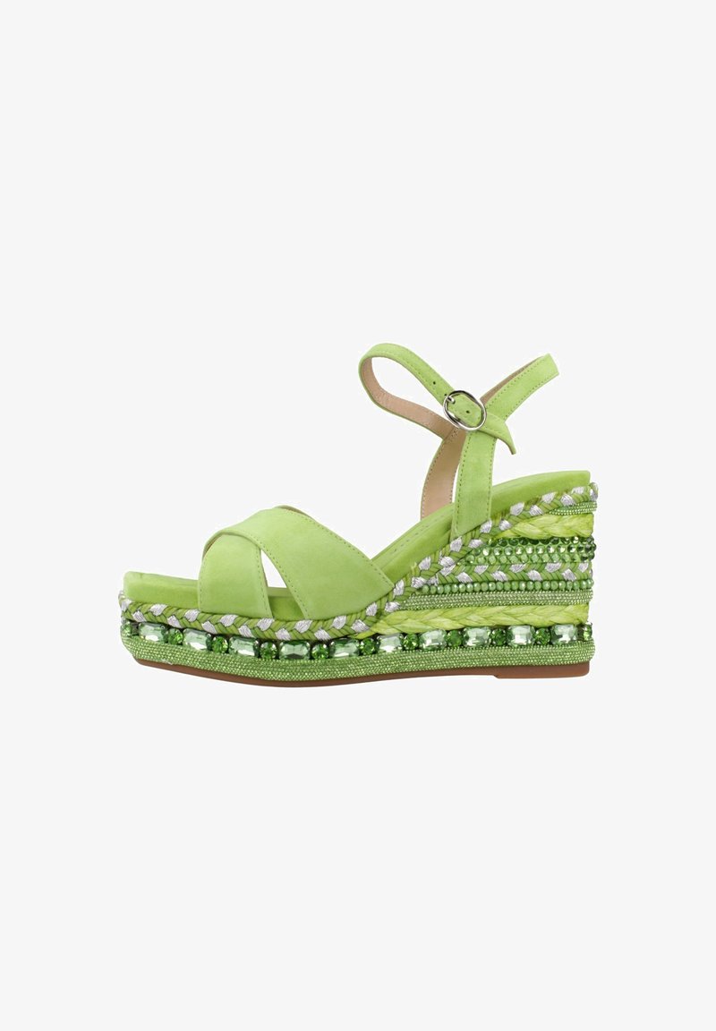 Groene suède wedge sandalen met een kruisbandontwerp, verstelbare enkelband, versierd met gevlochten en met kralen versierde accenten.