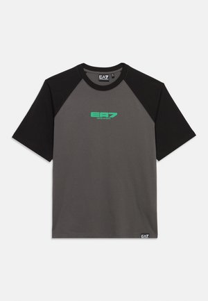 Lühikeste varrukatega hall raglantega t-särk mustade varrukatega, millel on rohelise "EA7 Emporio Armani" logo rinnal keskel.