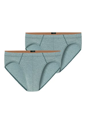 Dwa jasnoniebieskie męskie slipy z cienkimi pionowymi paskami i brązowymi paskami w talii, przedstawione na białym tle.