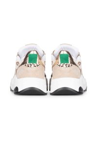 Sneakers con tomaia in suede beige con accenti dorati, suola intermedia bianca, suola nera e un distintivo tallone verde.