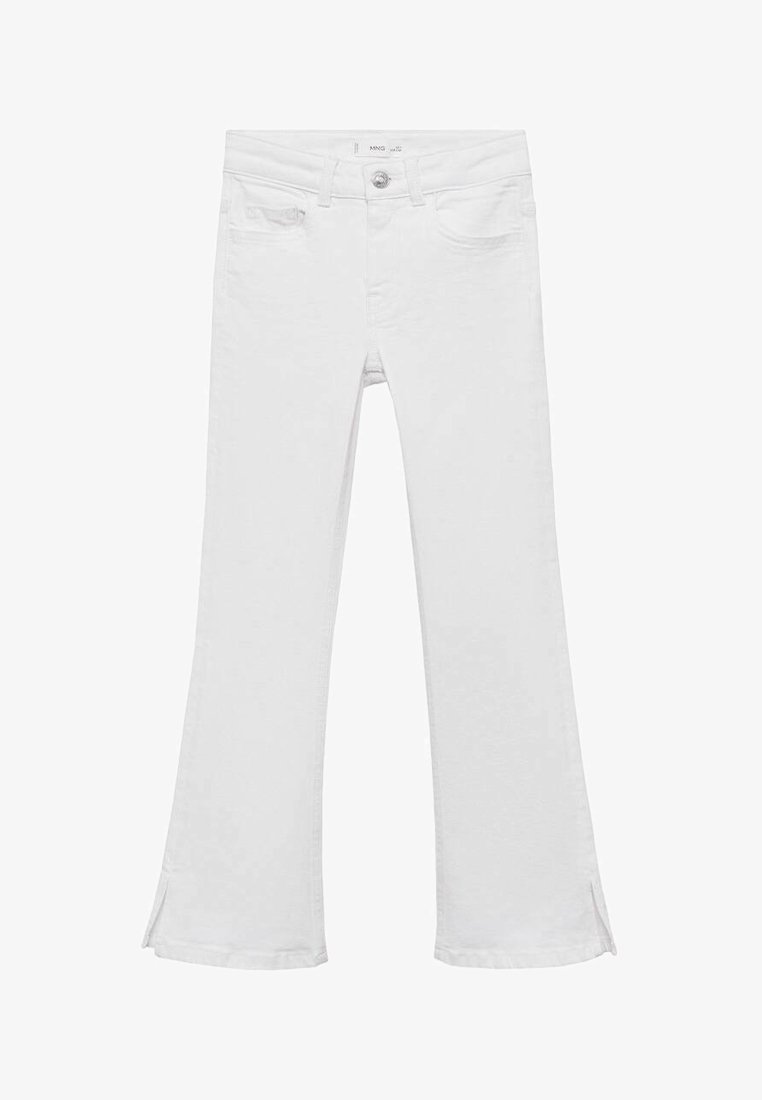 Beli flared kavbojke iz bombaža z zasnovo petih žepov, ki imajo zadrgo na gumbu in subtilne razpoke pri robu.