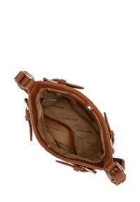 Sac à main en cuir marron avec un design structuré, présentant un intérieur beige, du matériel doré et une bandoulière tissée. L'intérieur dispose de plusieurs poches.