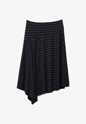 Prugasta suknja od mekog materijala, s horizontalnim prugama u mornarsko plavoj i maslinastozelenoj boji, asimetričnog ruba i uskim pojasom.