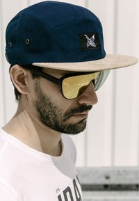 Blackskies Cap - beige  blau