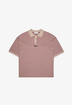 Lühikeste varrukatega polo särk roosas, geomeetrilise mustriga, beežist kraest, kolme valge nööbiga ja tikandiga logoga rinnal.