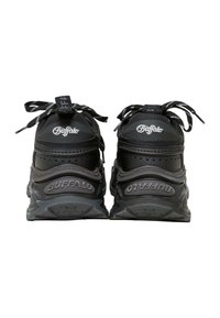 Černé šněrovací tenisky s texturovaným designem, vybavené polstrovanou podešví, logovými akcenty a polstrovaným límcem pro pohodlí.