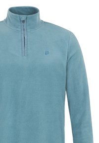 Pullover in pile azzurro chiaro con colletto alto, zip frontale a metà e un piccolo logo ricamato sul petto. Texture morbida, maniche lunghe.