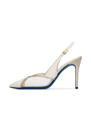 Décolleté slingback crema con punta a mandorla, pannelli laterali trasparenti e dettaglio suola blu su sfondo bianco.