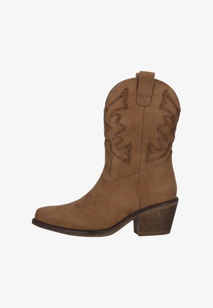 Bruine suède cowboylaars met een decoratief uitgesneden ontwerp en stikselaccenten. Beschikt over een gestapelde hak en een spitse neus.