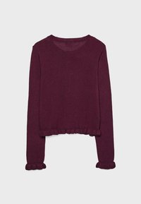 Bordeauxfarbener Strickpullover mit langen Ärmeln, Rüschensaum und cropped Saum. Strukturiertes Material und gerippte Halsausschnittdetails.