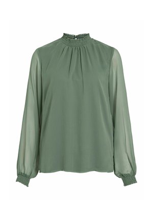 Blusa verde con collo alto arricciato, maniche lunghe trasparenti e polsini elasticizzati. Il tessuto sembra leggero con una trama liscia.