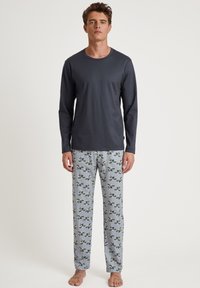 Heren slaapset bestaande uit een donkergrijze top met lange mouwen en lichtblauwe broek met een bloemenpatroon. Gemaakt van zachte, ademende stof.