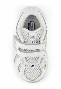 Chaussure de sport blanche en maille et en cuir synthétique, dotée de deux bandes Velcro, d'un col rembourré et d'une semelle texturée.