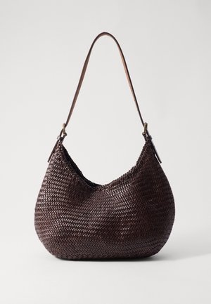 Borsa a tracolla marrone intrecciata a forma di mezzaluna, con una tracolla in pelle e una superficie testurizzata derivante da schemi di tessitura stretti.