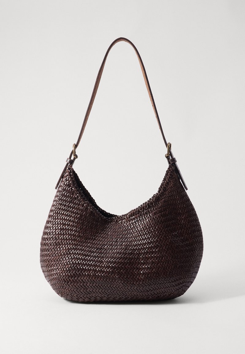 Πλεκτή καφέ τσάντα σε σχήμα ημισελήνου, με δερμάτινη λωρίδα και υφή από στενές πλέξεις.