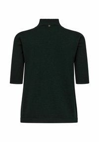 Tmavě zelený krátký rukáv turtleneck svetr s ribovanými rukávy, s malým stříbrným knoflíkem na zadním výstřihu a hladkou texturou.