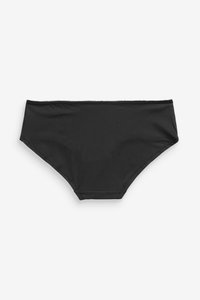 Bas de bikini noir taille haute en tissu lisse, avec une bordure festonnée le long du bord supérieur et une couverture complète à l'arrière.