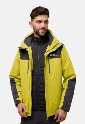 Veste imperméable jaune vif avec des accents gris. Elle dispose d'une fermeture éclair à l'avant, d'une capuche ajustable et d'une couche intérieure isolante.