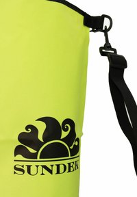Borsa impermeabile gialla neon con un logo nero che presenta un design a forma di sole. Ha una tracolla nera e una robusta clip per una chiusura sicura.