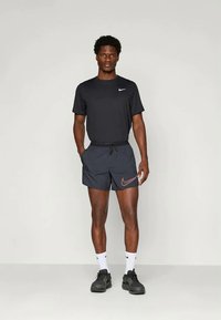 Nike Performance ENERGY STRIDE SHORT - Športne kratke hlače - black/bright crimson